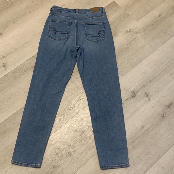 American Eagle High Rise Light Wash Mom‎ Jeans size 6 long stretchy - Picture 9 of 11